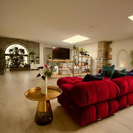 The Old Poolhouse Apartment